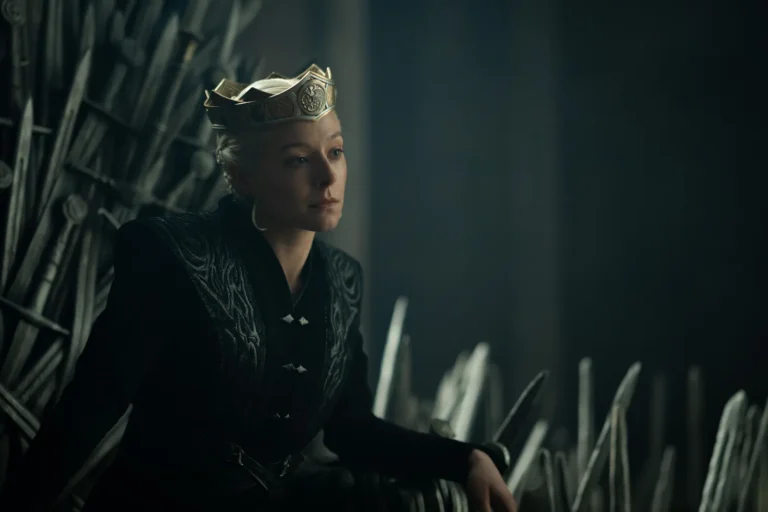 La reina Rhaenyra Targaryen (Emma D’Arcy) con su corona sentada en el trono de hierro en House of the Dragon S03E06