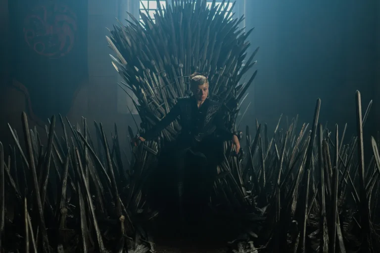 Rhaenyra Targaryen (Emma D’Arcy) sentada en el trono de hierro en House of the Dragon S03E06