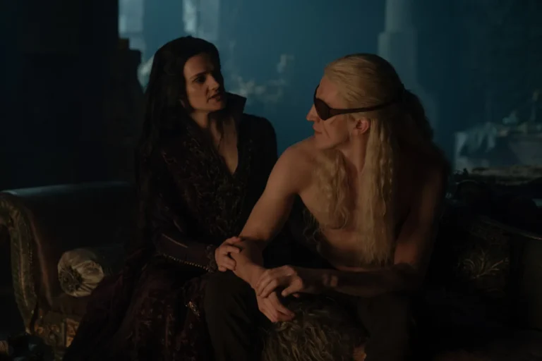 Alys Rivers (Gayle Rankin) y Aemond Targaryen (Ewan Mitchell) en House of the Dragon 3x06