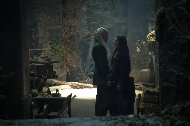 Ewan Mitchell como Aemond Targaryen y Gayle Rankin como Alys Rivers en House of the Dragon 3x07 (La Casa del Dragón Temporada 3 Capítulo 7)