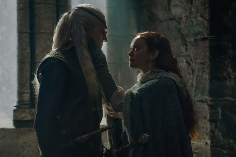 Ewan Mitchell como Aemond Targaryen y Olivia Cooke como Alicent Hightower en House of the Dragon 3x07 (La Casa del Dragón Temporada 3 Capítulo 7)