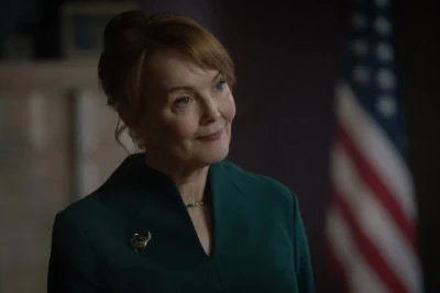 Laura Innes en Silo 3x01 "Who Are You"