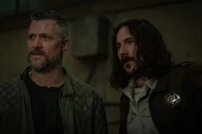 Shane McRae y Billy Postlethwaite en Silo 3x01 "Who Are You"