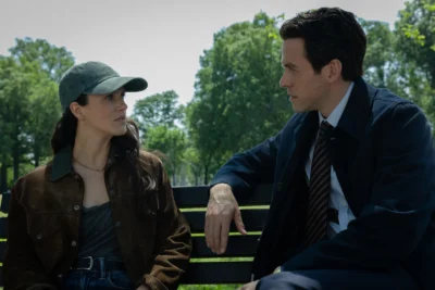 Jessica Brown Findlay y Ashley Zukerma en Silo 3x01 "Who Are You"