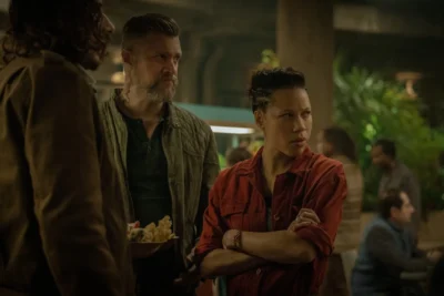 Shane McRae y Remmie Milner en Silo 3x01 "Who Are You"