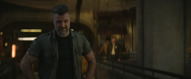 Shane McRae en "Silo" Temporada 3 Capítulo 2