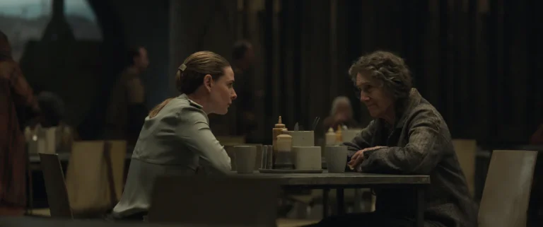 Rebecca Ferguson y Harriet Walter en "Silo" Temporada 3 Capítulo 2 "It’s All Good" (Apple TV)