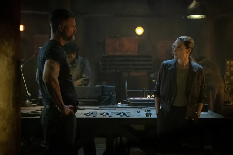Shane McRae y Rebecca Ferguson en Silo Temporada 3 Capítulo 3 'A Dark Web' (Apple TV)