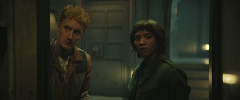 Will Merrick y Chipo Chung en Silo Temporada 3 Capítulo 3 'A Dark Web"'(Apple TV)