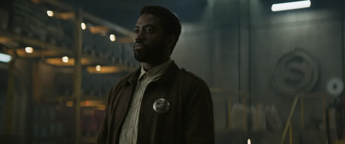 Paul Billings (Chinaza Uche) en Silo Temporada 3 Capítulo 4 'Whatever You Do, Don't Go Home' (Apple TV)