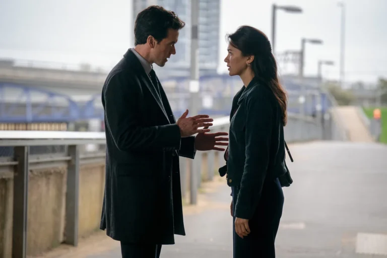 Daniel (Ashley Zukerman) y Helen (Jessica Henwick) en Silo 3x04 "Whatever You Do, Don't Go Home" (Apple TV)