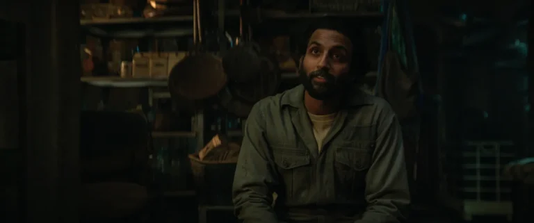 Lukas Kyle (Avi Nash) en Silo 3x04 "Whatever You Do, Don't Go Home" (Apple TV)