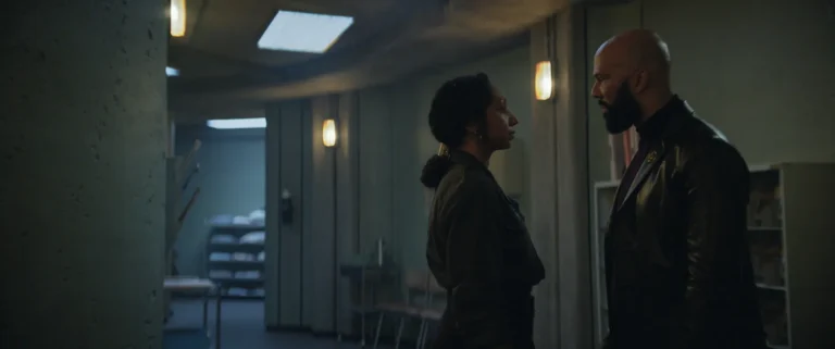 Camille Sims (Alexandria Riley) y Robert Sims (Common ) en Silo 3x04 "Whatever You Do, Don't Go Home" (Apple TV)