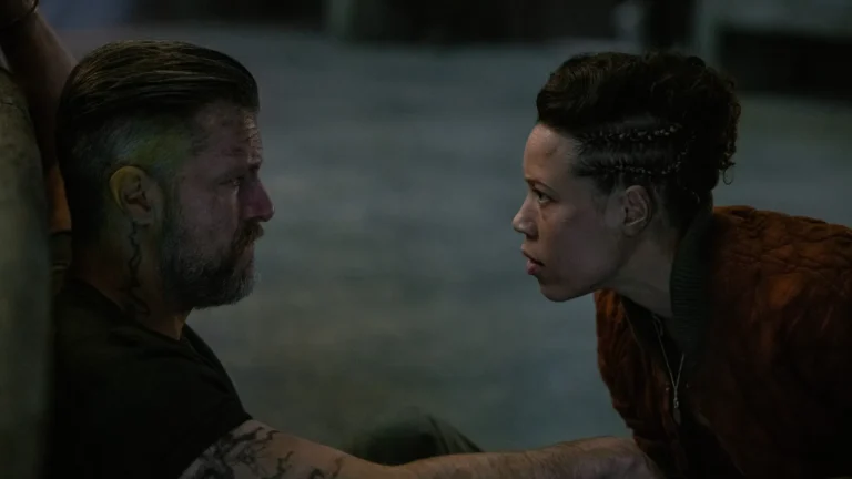 Deegan Knox (Shane McRae) y Shirley Campbell (Remmie Milner) en Silo 3x04 "Whatever You Do, Don't Go Home" (Apple TV)