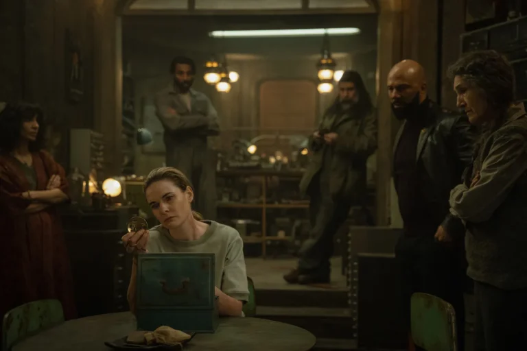 Regina Jackson (Sonita Henry), Juliette Nichols (Rebecca Ferguson), Lukas Kyle (Avi Nash), Patrick Kennedy (Rick Gomez), Robert Sims (Common) y Martha Walker (Harriet Walter) en Silo 3x05 Memory