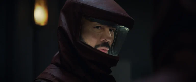 Robert Sims (Common) en Silo Temporada 3 Capítulo 5