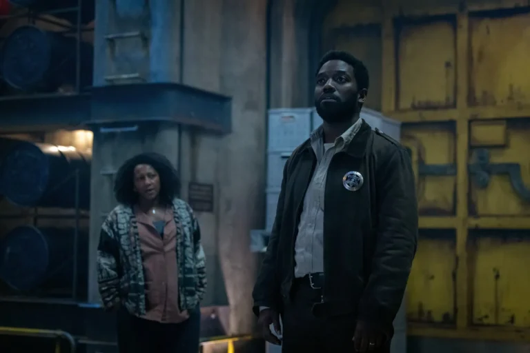 Carla McLain (Clare Perkins) y Paul Billings (Chinaza Uche) en Silo T3E5