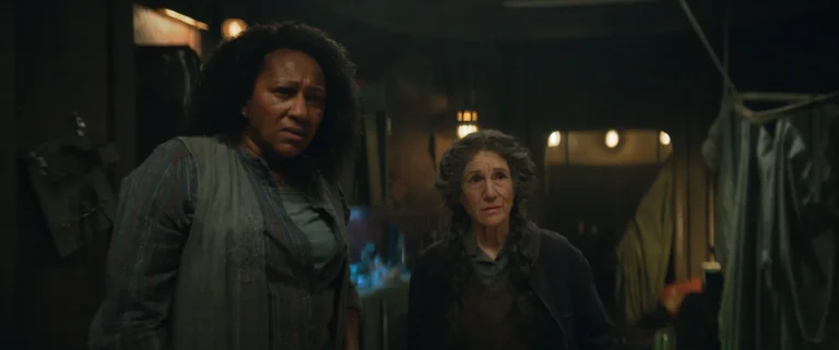 Carla McLain (Clare Perkins) y Martha Walker (Harriet Walter) en Silo 3x05