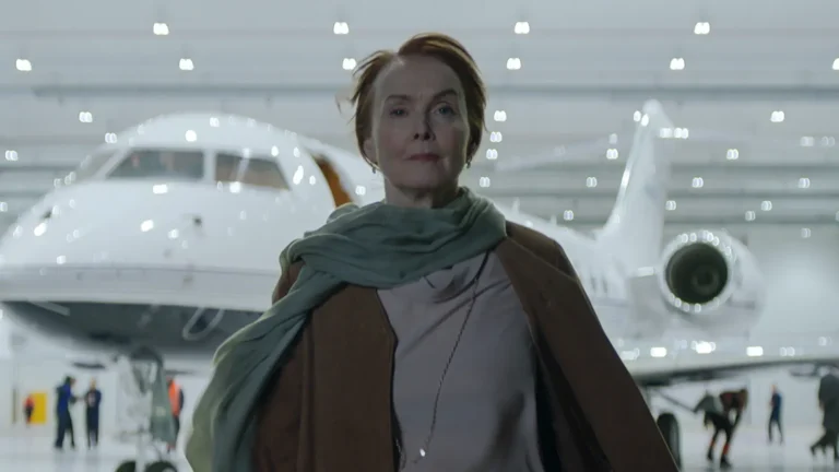 Laura Innes como la senadora Rosalind Thurman en Silo 3x06