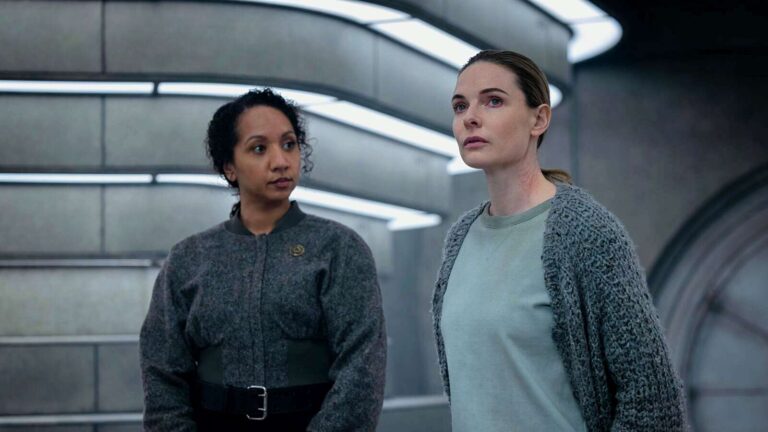 Alexandria Riley como Camille Sims y Rebecca Ferguson como Juliette Nichols en Silo 3x06