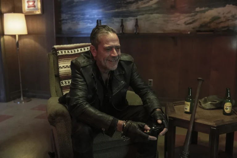 Negan (Jeffrey Dean Morgan) jugando videojuegos en The Walking Dead: Dead City 3x02