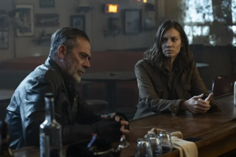 Negan (Jeffrey Dean Morgan) y Maggie (Lauren Cohan) sentados en el bar, en The Walking Dead: Dead City 3x02