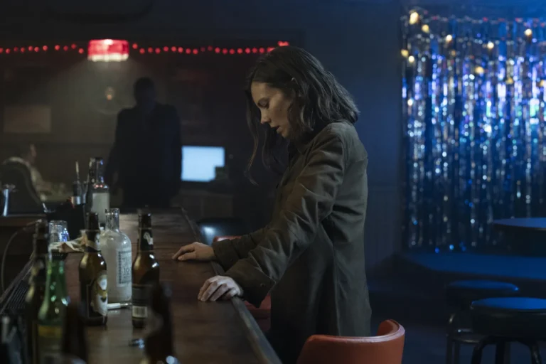 Maggie (Lauren Cohan) en la barra del bar en The Walking Dead: Dead City 3x02
