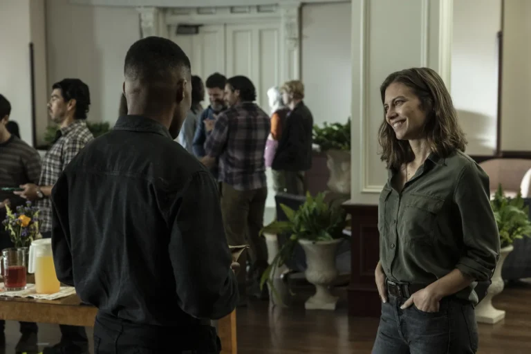 Armstrong (Gaius Charles) y una sonriente Maggie (Lauren Cohan) en The Walking Dead: Dead City 3x02