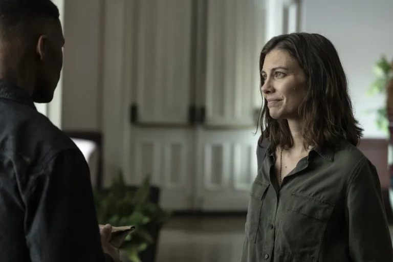 Armstrong (Gaius Charles) y Maggie (Lauren Cohan) en The Walking Dead: Dead City 3.02