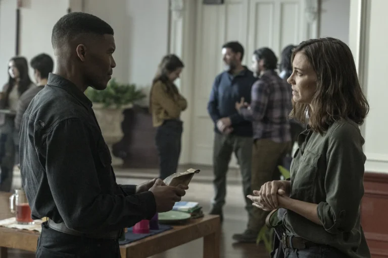 Maggie (Lauren Cohan) y Armstrong (Gaius Charles) en The Walking Dead: Dead City S03E02