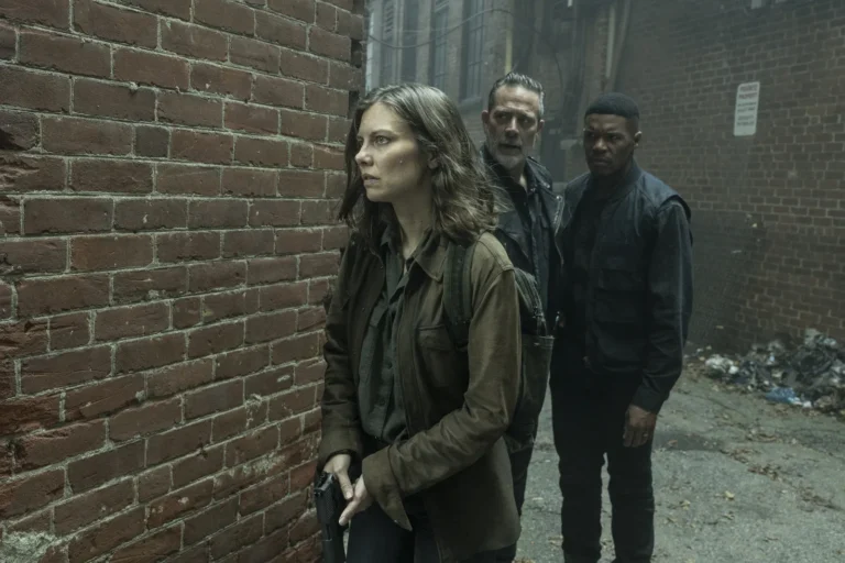 Maggie (Lauren Cohan), Armstrong (Gaius Charles) y Negan (JDM) en The Walking Dead: Dead City S03E02