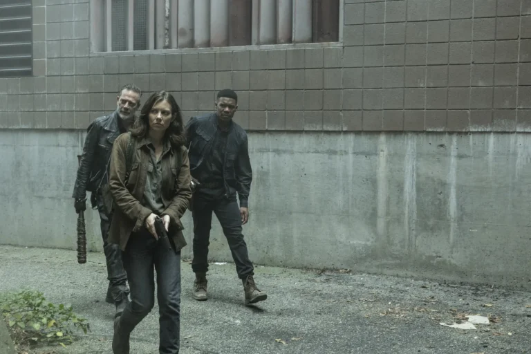 Maggie (Lauren Cohan), Armstrong (Gaius Charles) y Negan (JDM) en The Walking Dead: Dead City 3x02