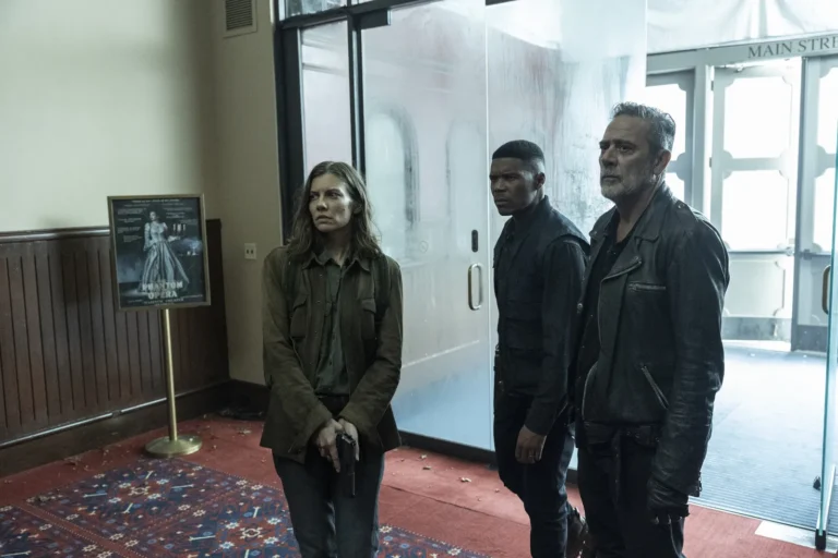 Maggie (Lauren Cohan), Armstrong (Gaius Charles) y Negan (JDM) en The Walking Dead: Dead City S03E02