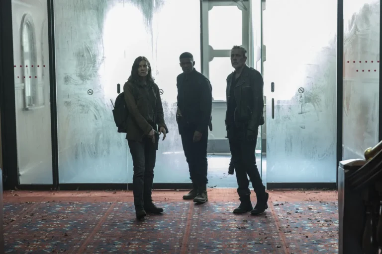 Maggie (Lauren Cohan), Armstrong (Gaius Charles) y Negan (JDM) en The Walking Dead: Dead City S03E02