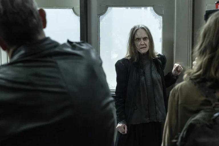 La Dama (Lisa Emery) en The Walking Dead: Dead City S03E02