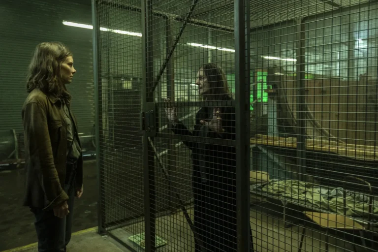 Maggie (Lauren Cohan) y La Dama (Lisa Emery) hablando a través de una reja en The Walking Dead: Dead City S03E02