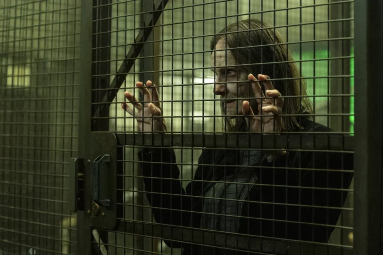 La Dama (Lisa Emery) tras las rejas en The Walking Dead: Dead City S03E02