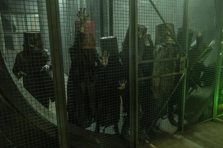 Caminantes con baldes en la cabeza en The Walking Dead: Dead City 3x02