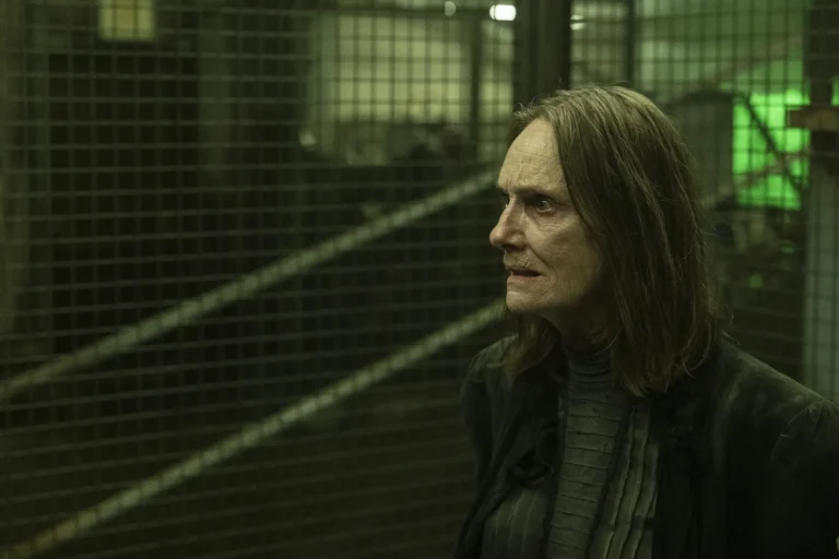La Dama (Lisa Emery) en The Walking Dead: Dead City 3.02