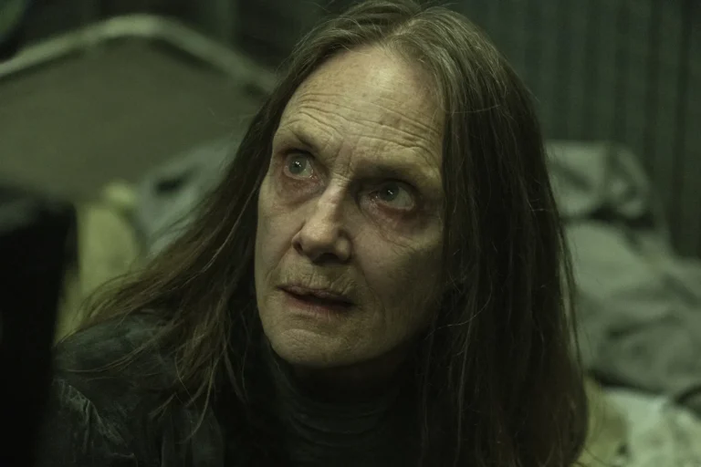 La Dama (Lisa Emery) en The Walking Dead: Dead City S03E02