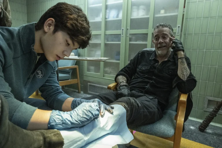Hershel Rhee (Logan Kim) y Negan (Jeffrey Dean Morgan) en The Walking Dead: Dead City 3x02