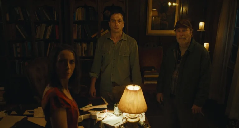 Kate O’Flynn como Patricia, Matthew Rhys como Tom Loftis y Stephen Root como Wyck en "Widow’s Bay", disponible en Apple TV.