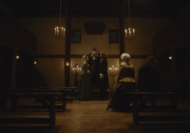 Betty Gilpin y Hamish Linklater en el episodio ambientado en 1702 de Widow's Bay