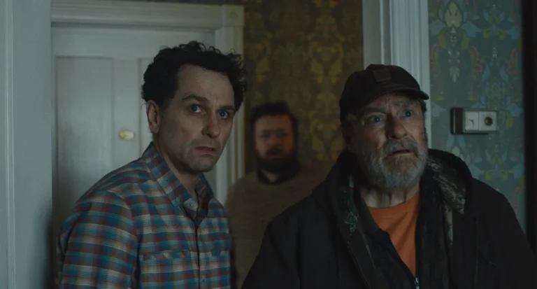 Matthew Rhys como Tom Loftis y Stephen Root como Wyck en "Widow’s Bay", disponible en Apple TV.