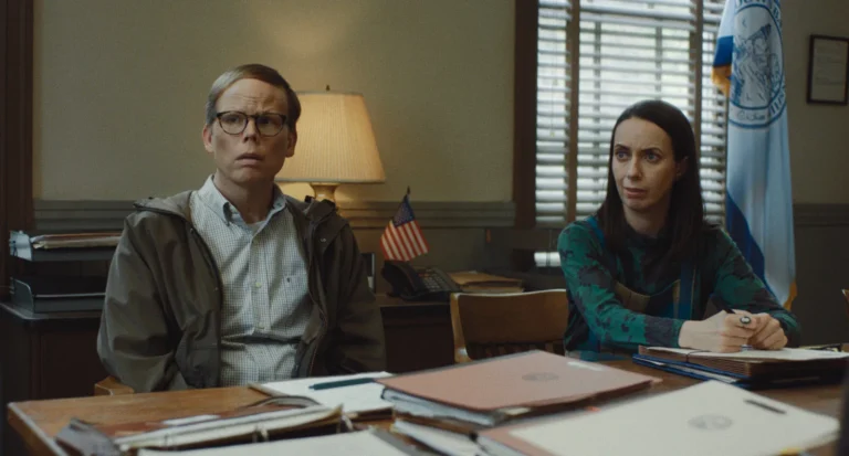 Jeff Hiller como Dale y Kate O’Flynn como Patricia en "Widow’s Bay" disponible en Apple TV.