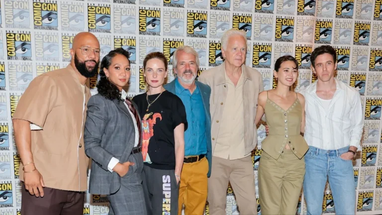 Common, Alexandria Riley, Rebecca Ferguson, Graham Yost, Tim Robbins, Jessica Henwick y Ashley Zukerman asisten al panel de Silo en la Comic-Con de San Diego 2026