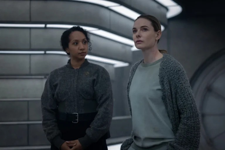 Alexandria Riley como Camille Sims y Rebecca Ferguson como Juliette Nichols en Silo S03E06