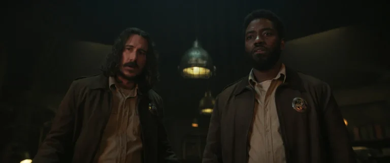Billy Postlethwaite como Hank y Chinaza Uche como Paul Billings en Silo 3x06