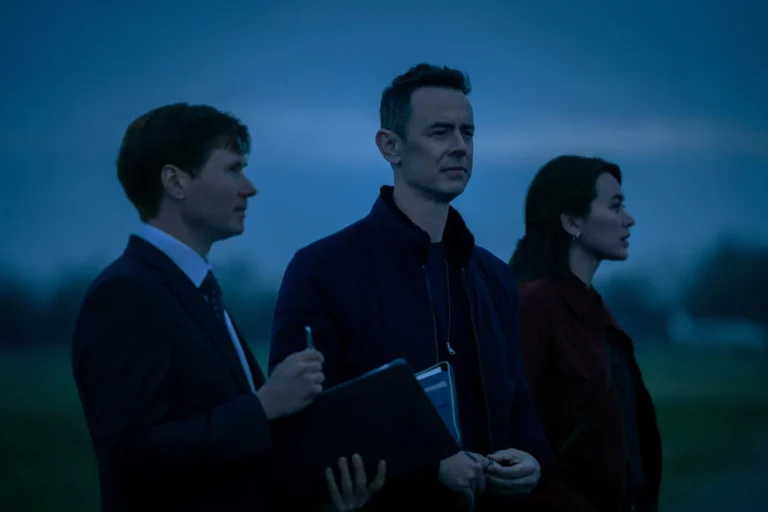 Colin Hanks como Per Stensen y Jessica Henwick como Helen Drew en Silo 3x07 "Radio"