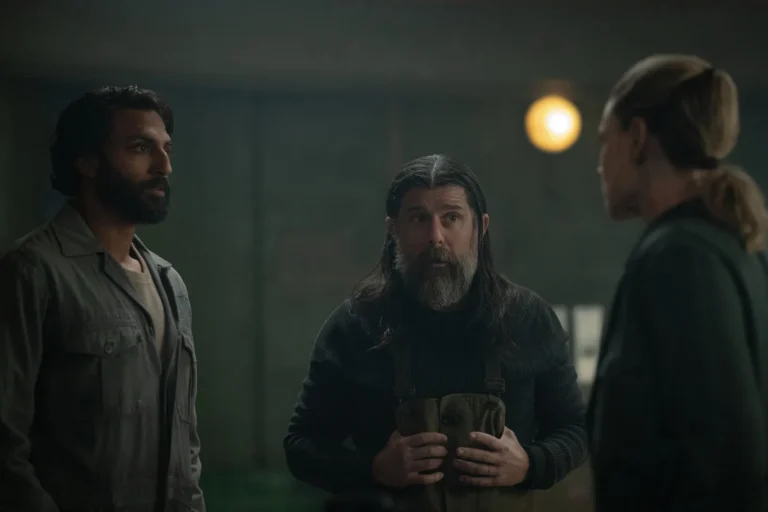 Avi Nash como Lukas Kyle, Rick Gomez como Patrick Kennedy y Rebecca Ferguson como Juliette Nichols en Silo 3x07
